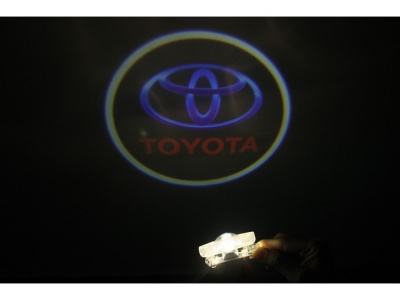 Штатная подсветка со светящимся логотипом Toyota вместо штатного фонаря подсветки ног в двери, комплект 2 шт